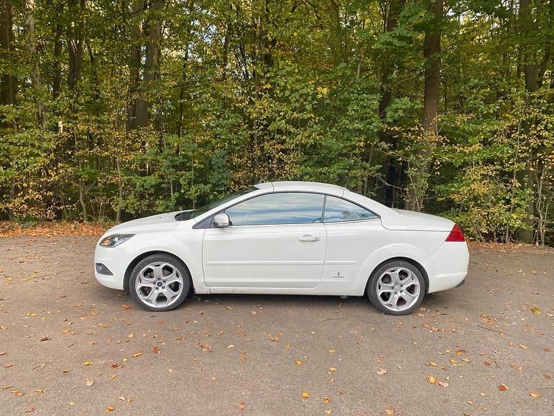 Weiß Gebraucht 2010 Ford Focus Cabriolet Cabrio | 5.600 € (Fairer Preis) - Bild 1/4