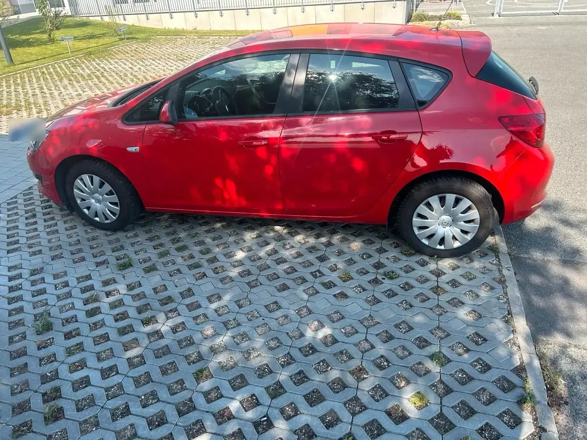 Gebraucht Opel Astra 78 PS (57 kW) 2013 Rot Limousine