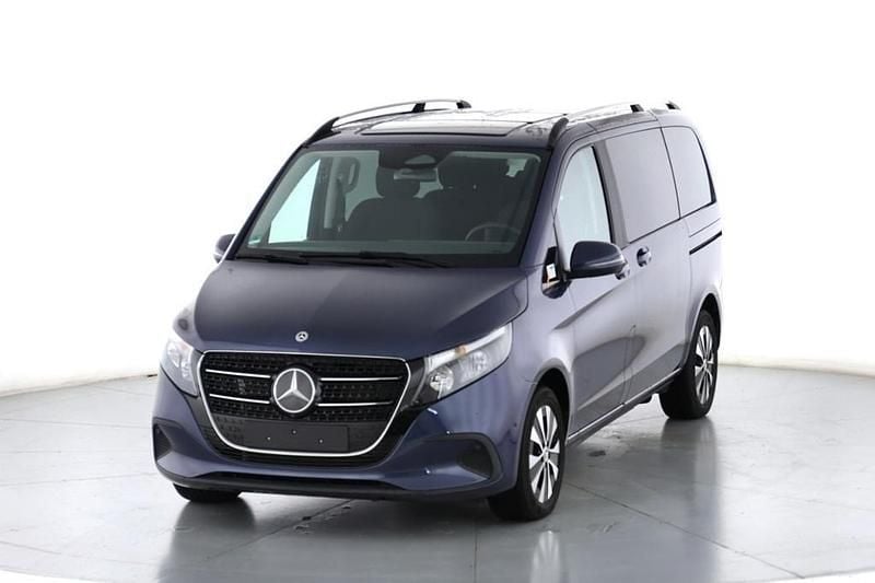 Blau Gebraucht 2024 Mercedes V220 Van / Kleinbus | 55.900 € (Teuer) - Bild 1/4