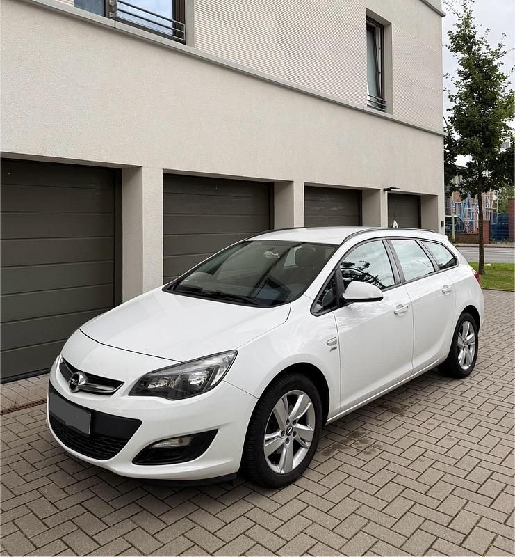 Weiß Gebraucht 2013 Opel Astra Kombi | 1.900 € (Superpreis) - Bild 1/4