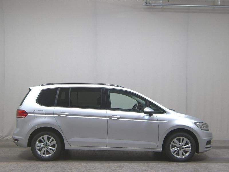 Grau Gebraucht 2023 VW Touran Comfortline Van / Kleinbus | 16.490 € (Guter Preis) - Bild 1/4