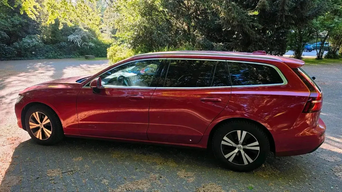 Gebraucht Volvo V60 150 PS (110 kW) 2019 Rot Kombi