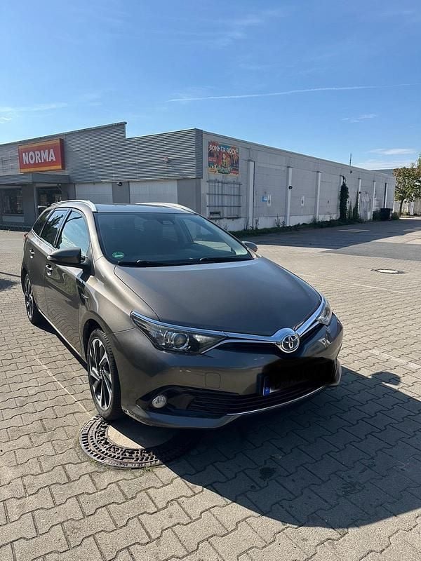 Grau Gebraucht 2016 Toyota Auris Hybrid Limousine | 14.000 € (Etwas zu teuer) - Bild 1/4