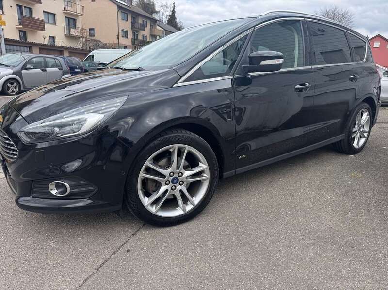 Iridiumschwarz metallic Gebraucht 2018 Ford S-MAX Titanium Van / Kleinbus | 20.900 € (Teuer) - Bild 1/4