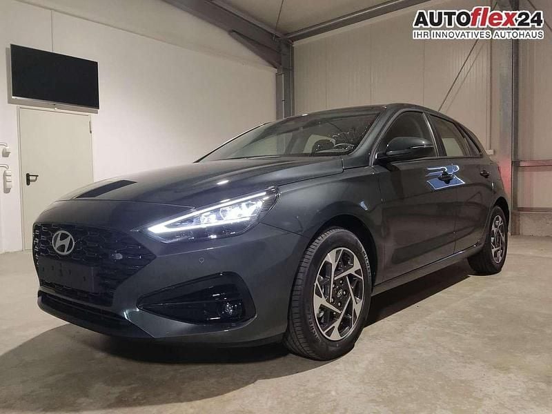 Cypress green Neu 2025 Hyundai i30 GO! Limousine | 20.740 € (Guter Preis) - Bild 1/4