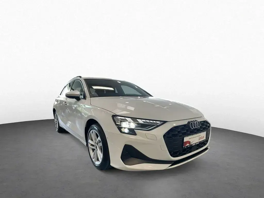 Gebraucht Audi A3 Ambiente 150 PS (110 kW) 2025 Gletscherweiß metallic (metallic) Limousine