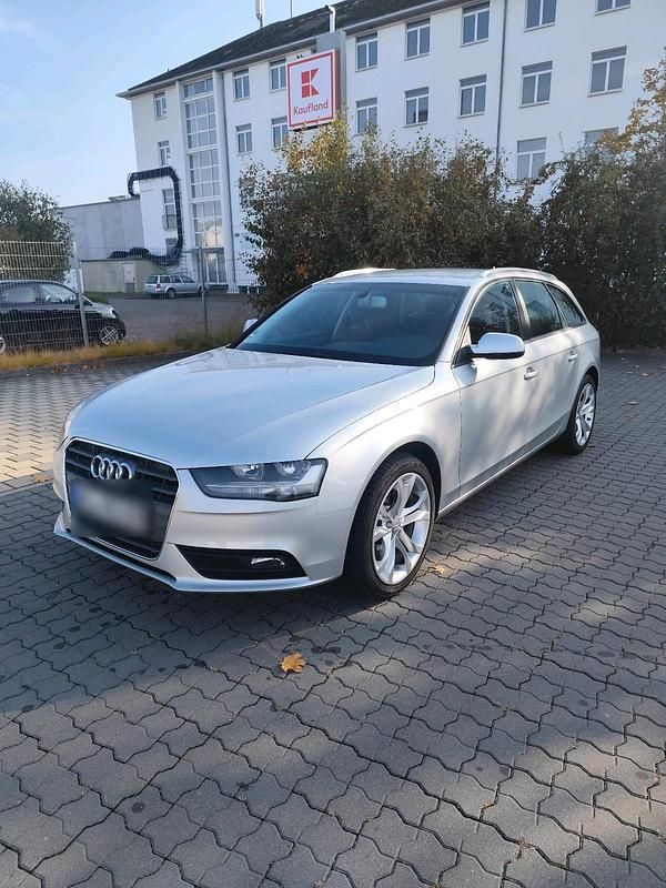 Silber Gebraucht 2012 Audi A4 Kombi | 9.400 € (Etwas zu teuer) - Bild 1/4
