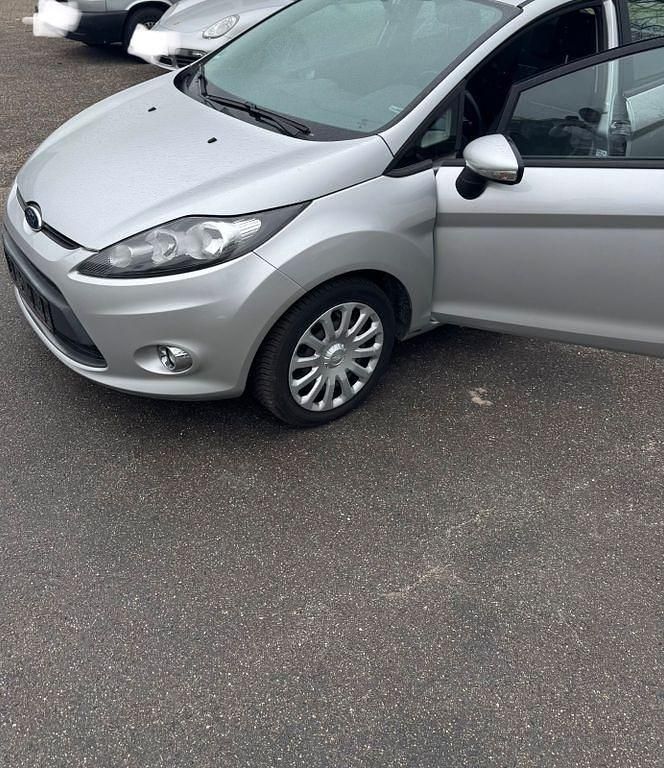 Gebraucht Ford Fiesta Trend 82 PS (60 kW) 2011 Silber Kleinwagen