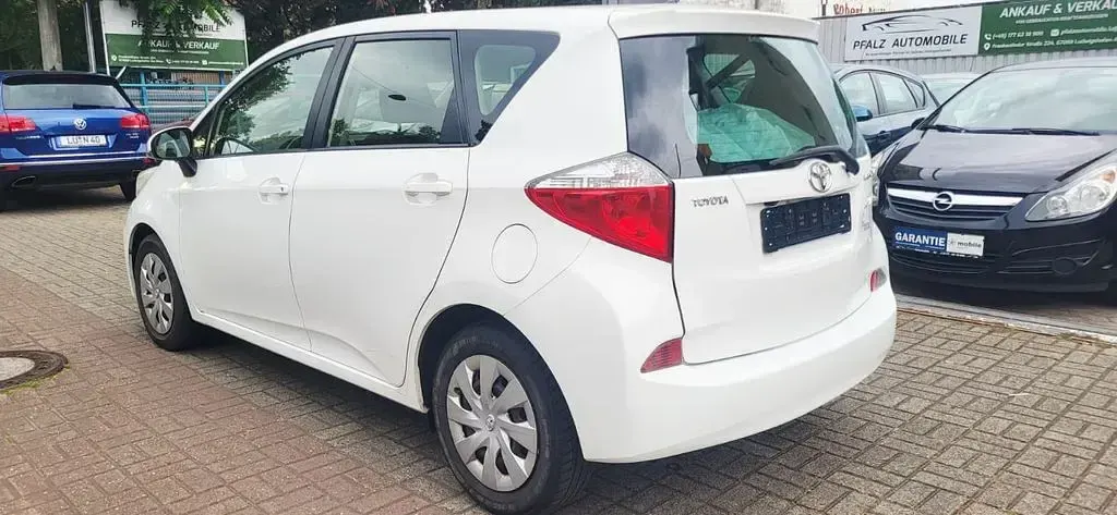 Gebraucht Toyota Verso-S Life 99 PS (72 kW) 2013 Weiß Van / Kleinbus