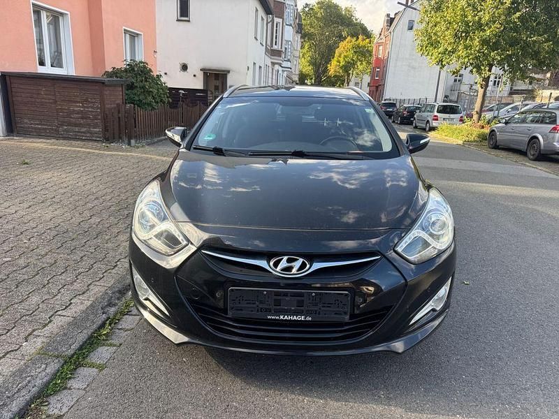 Schwarz Gebraucht 2012 Hyundai i40 Kombi | 5.999 € (Fairer Preis) - Bild 1/4
