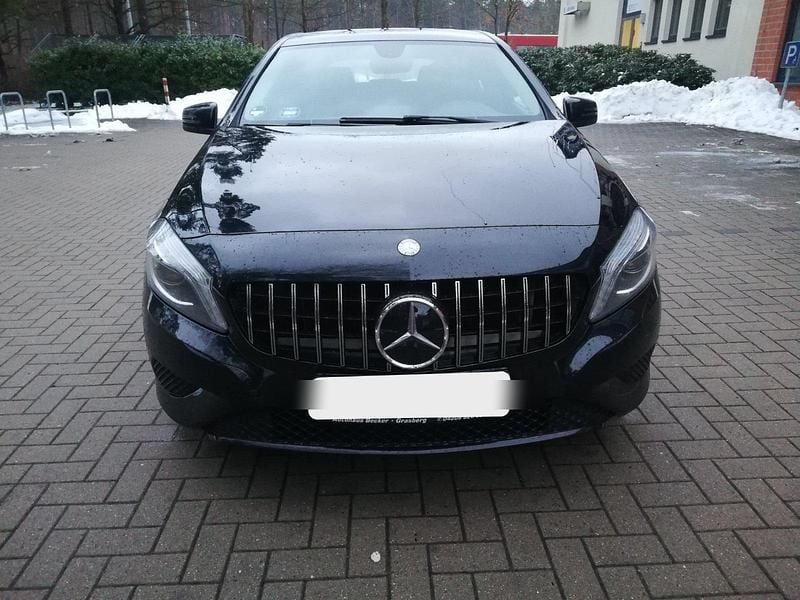 Gebraucht Mercedes A180 Urban 123 PS (90 kW) 2014 Schwarz Limousine