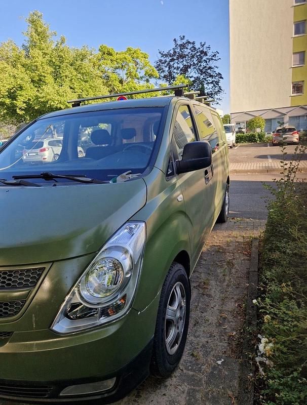 Grün Gebraucht 2010 Hyundai H-1 Techniq Van / Kleinbus | 5.899 € (Guter Preis) - Bild 1/4