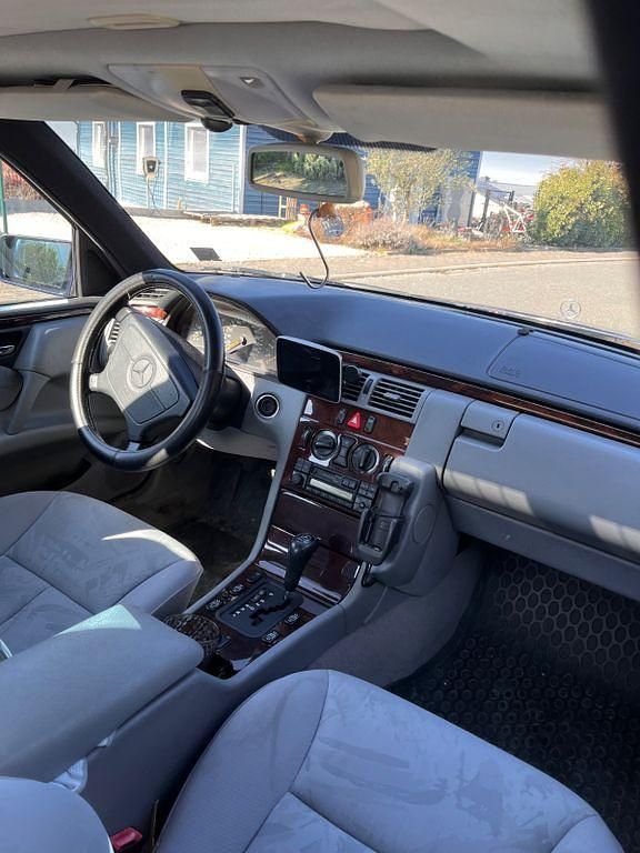 Gebraucht Mercedes E240 Elegance 170 PS (125 kW) 1997 Blau Limousine