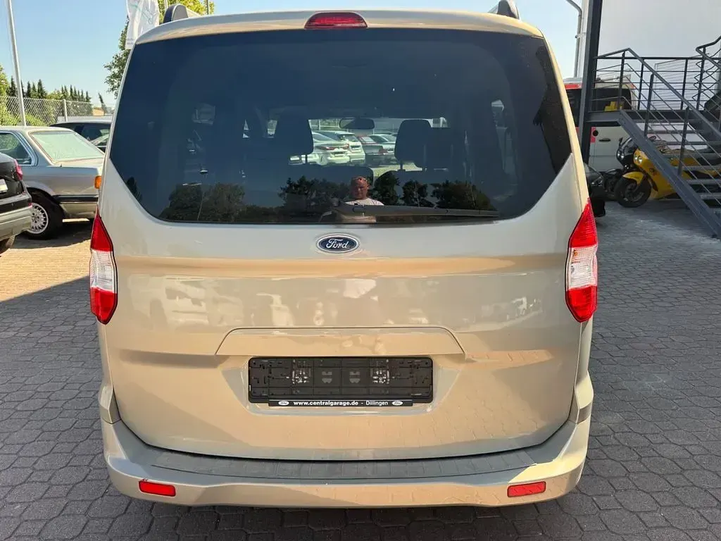 Gebraucht Ford Tourneo Courier Trend 101 PS (74 kW) 2014 Silber Van / Kleinbus