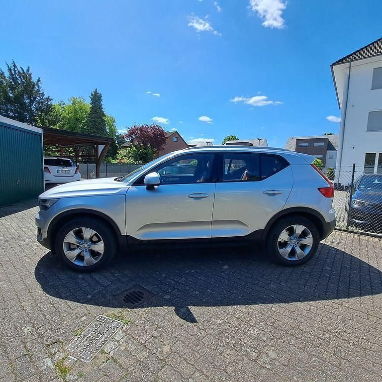 Silber Gebraucht 2018 Volvo XC40 Momentum SUV | 34.599 € (Teuer) - Bild 1/4