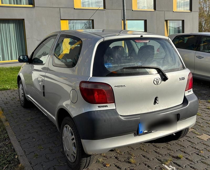 Grau Gebraucht 2002 Toyota Yaris Kleinwagen | 1.700 € (Fairer Preis) - Bild 1/4