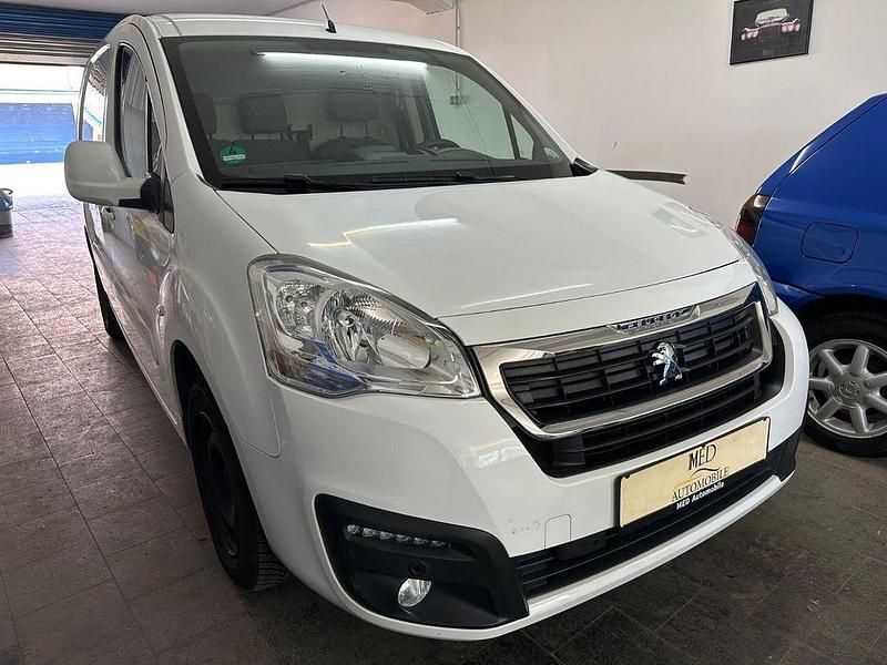 Weiß Gebraucht 2016 Peugeot Partner Comfort plus Van / Kleinbus | 8.900 € (Teuer) - Bild 1/4