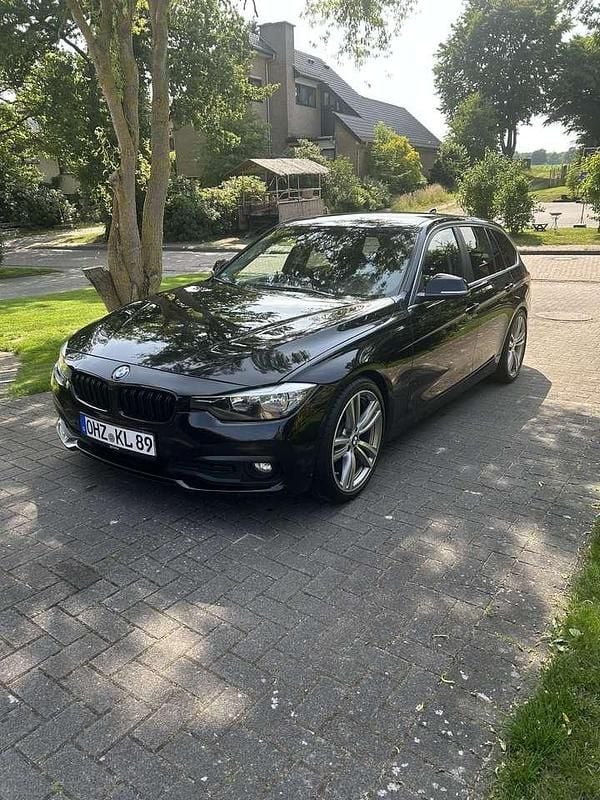Schwarz Gebraucht 2016 BMW 318 Comfort Edition Kombi | 8.999 € - Bild 1/4