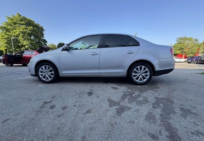 Grau Gebraucht 2025 VW Jetta Freestyle Limousine | 3.550 € - Bild 1/4