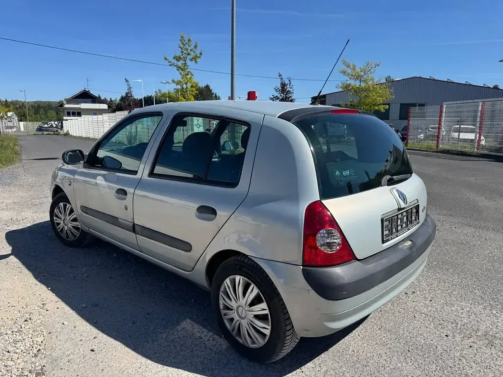 Używany Renault Clio II Authentique 58 KM (42 kW) 2004 Srebrny Sedan/Limuzyna