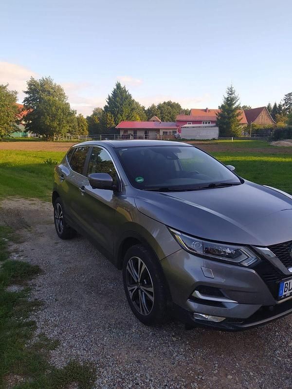Grau Gebraucht 2018 Nissan Qashqai N-Connecta SUV | 14.500 € (Guter Preis) - Bild 1/4