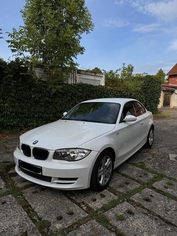 Weiß Gebraucht 2008 BMW 120 Coupé Advantage Coupé | 10.900 € (Guter Preis) - Bild 1/4