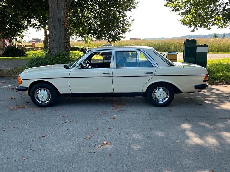 Gebraucht Mercedes 250 129 PS (94 kW) 1979 Beige Limousine