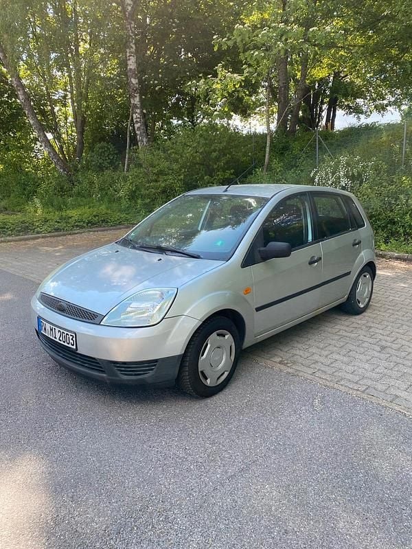 Silber Gebraucht 2004 Ford Fiesta Kleinwagen | 500 € - Bild 1/4