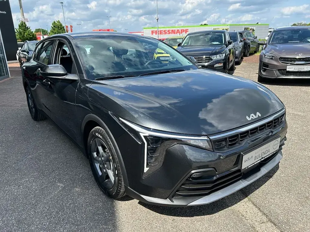 Neu Kia K4 Comfort 150 PS (110 kW) 2026 Grau Limousine