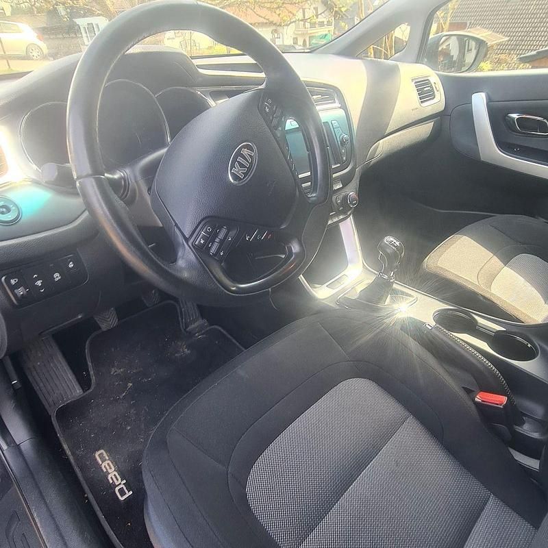 Gebraucht Kia Ceed DREAM-TEAM Edition 135 PS (99 kW) 2017 Grau Kleinwagen