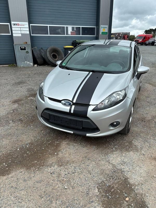 Gebraucht Ford Fiesta 95 PS (69 kW) 2010 Silber Kleinwagen