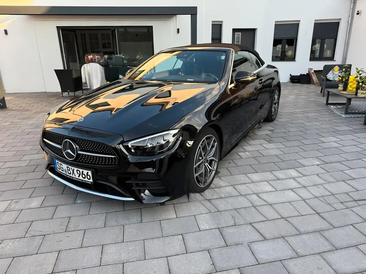 Gebraucht Mercedes E220 AMG 194 PS (142 kW) 2021 Schwarz Cabrio