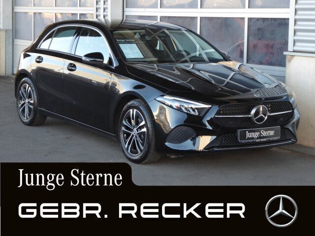 lack kosmosschwarz Gebraucht 2024 Mercedes A200 Advanced Limousine | 28.450 € (Fairer Preis) - Bild 1/4