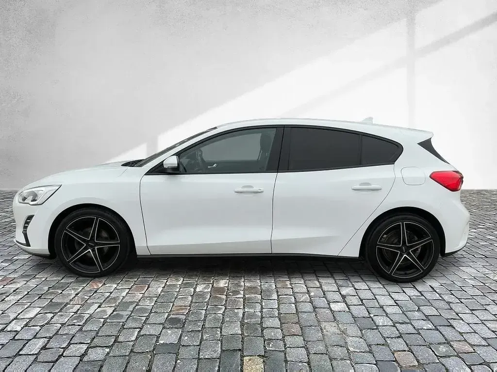 Używany Ford Focus Trend 101 KM (74 kW) 2018 Biały Sedan/Limuzyna