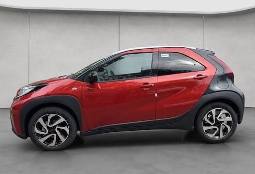 Neu Toyota Aygo X Play 72 PS (52 kW) 2025 Beige SUV