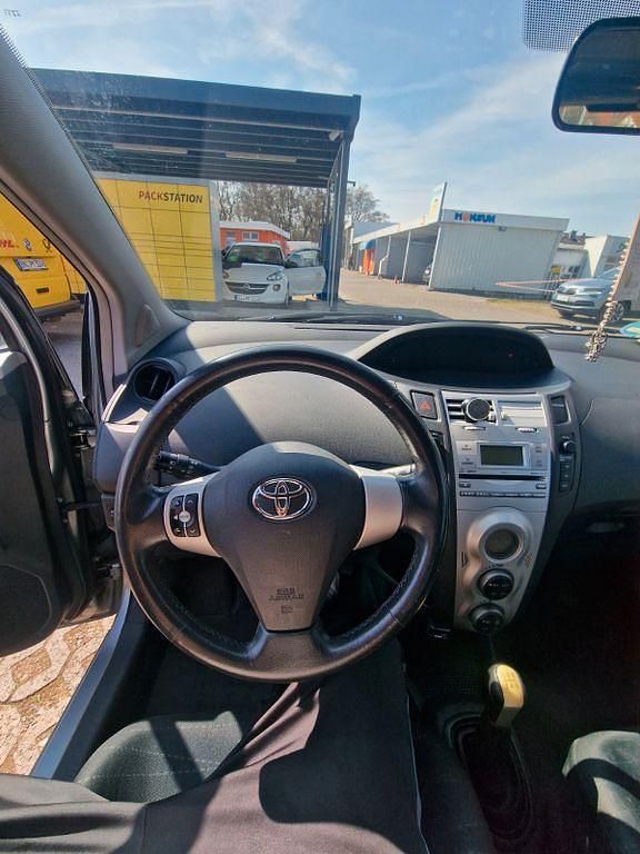 Gebraucht Toyota Yaris 69 PS (50 kW) 2005 Silber Limousine