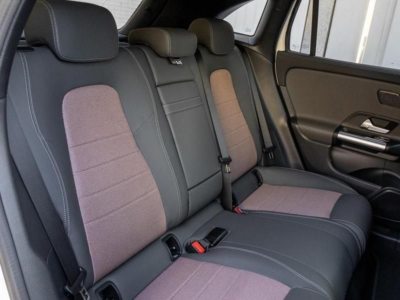 Gebraucht Mercedes EQA300 Night 167 kW (228 PS) 2024 Weiss polarweiss SUV