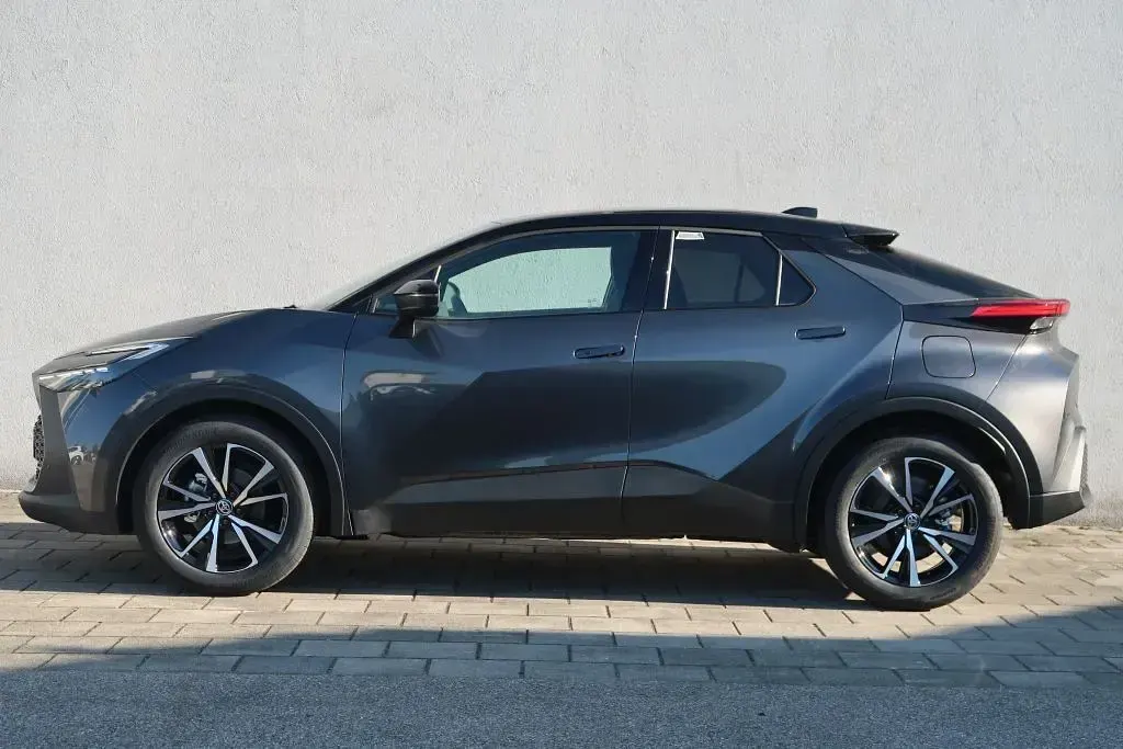 Neu Toyota C-HR 140 PS (102 kW) 2026 Silber SUV