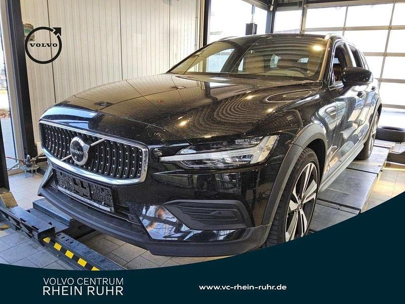 Gebraucht Volvo V60 CC Plus 197 PS (144 kW) 2024 Schwarz onyx black / metallic Kombi