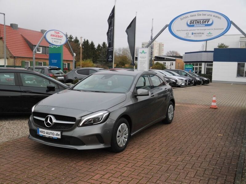Grau Gebraucht 2017 Mercedes A180 Limousine | 15.940 € (Fairer Preis) - Bild 1/4