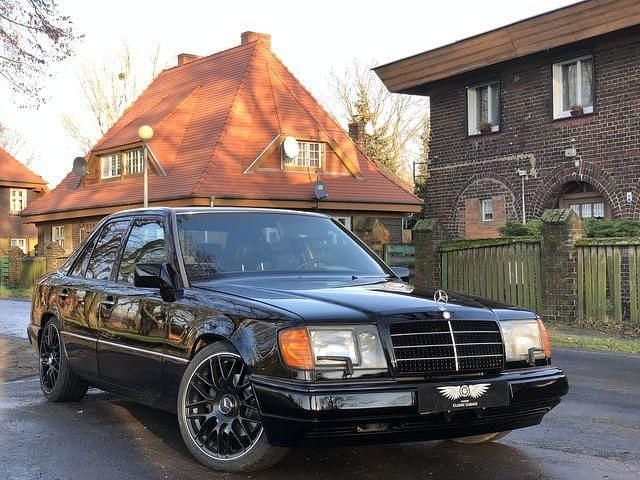 Schwarz metallic Gebraucht 1993 Mercedes E400 Limousine | 14.000 € - Bild 1/4