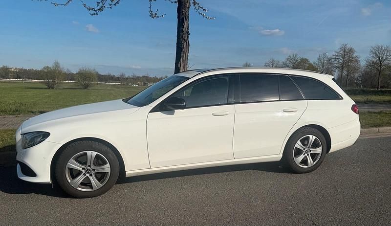 Gebraucht Mercedes E220 194 PS (142 kW) 2017 Weiß Kombi