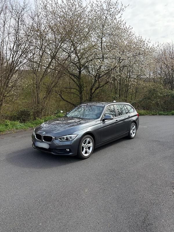 Gebraucht BMW 318 Shadowline 136 PS (100 kW) 2015 Grau Kombi