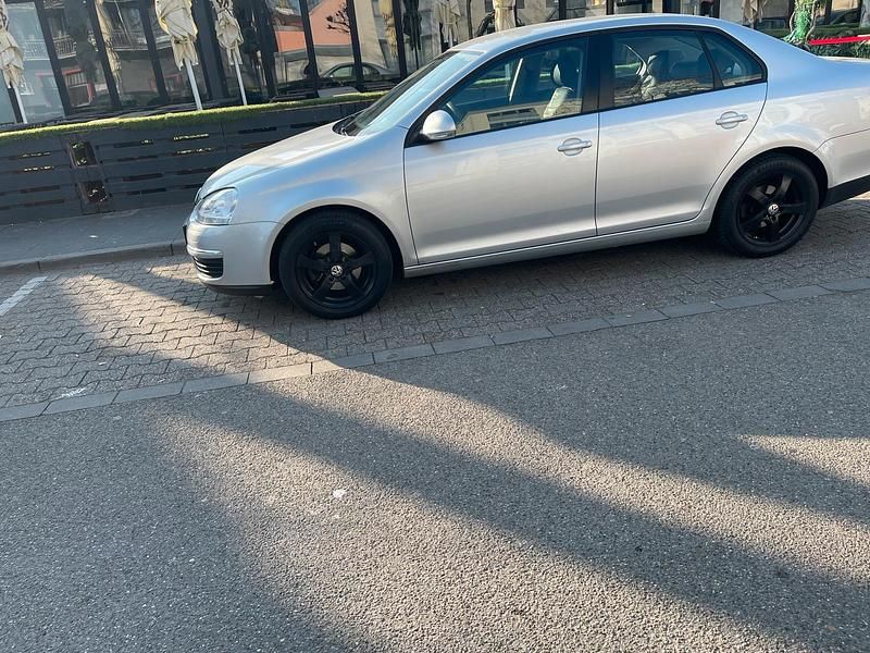 Gebraucht VW Jetta 2009 Silber Limousine