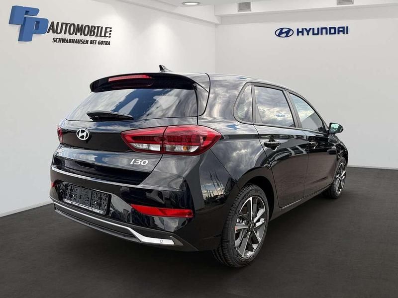 Gebraucht Hyundai i30 Advantage 101 PS (74 kW) 2024 Abyss black / mic Kleinwagen