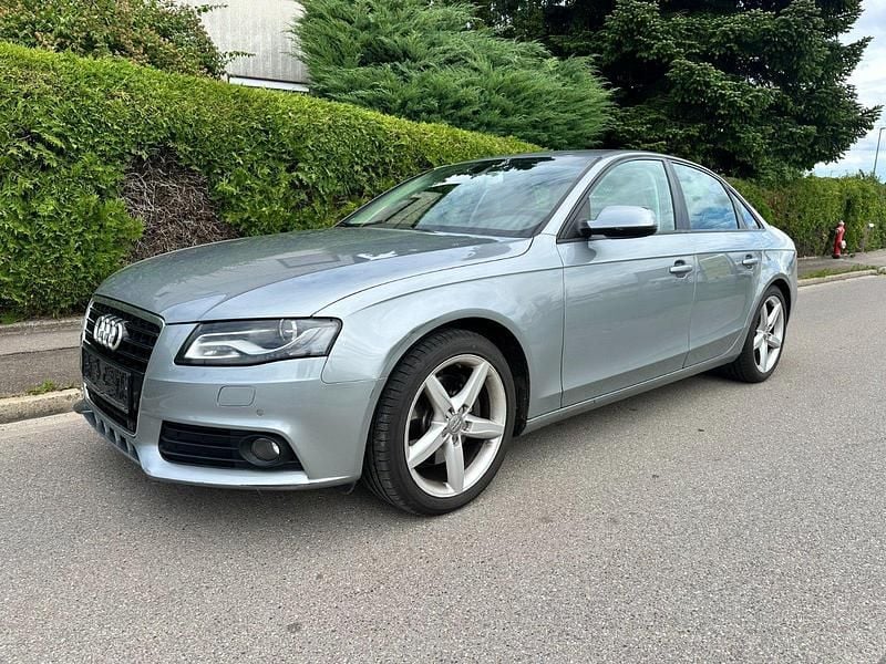 Grau Gebraucht 2011 Audi A4 Ambition Limousine | 5.950 € (Superpreis) - Bild 1/4