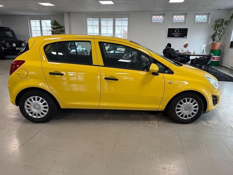 Używany Opel Corsa Selection 69 KM (50 kW) 2011 Żółty Hatchback
