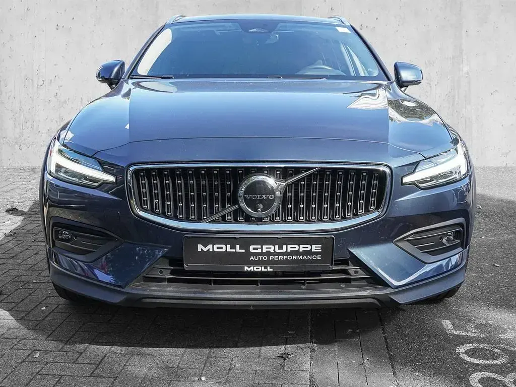 Gebraucht Volvo V60 CC Plus 197 PS (144 kW) 2024 Blau Kombi