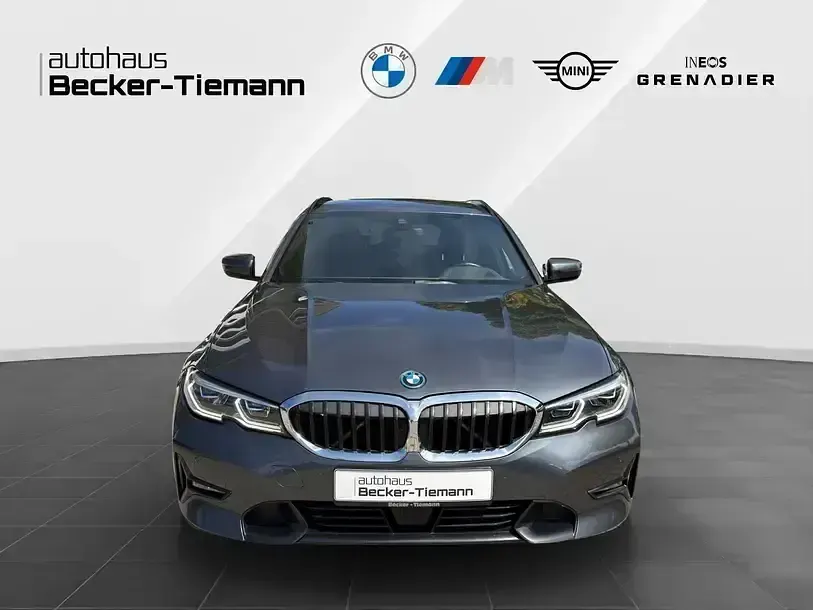 Gebraucht BMW 330e Sport Line 292 PS (214 kW) 2022 Grau Kombi
