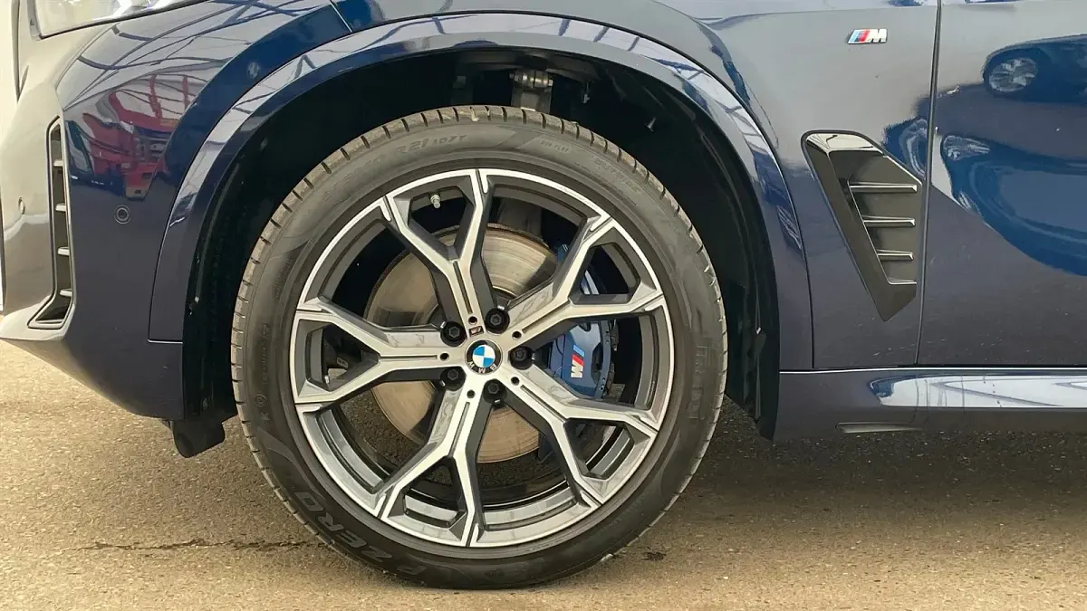 Gebraucht BMW X5 Comfort Edition 340 PS (250 kW) 2024 Bmw individual tansanitblau met SUV